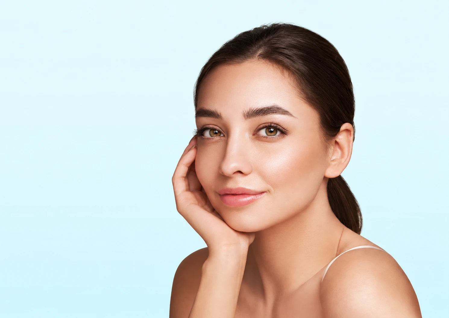 Vrouw met een verzorgde huid voor Mina Naji skincare